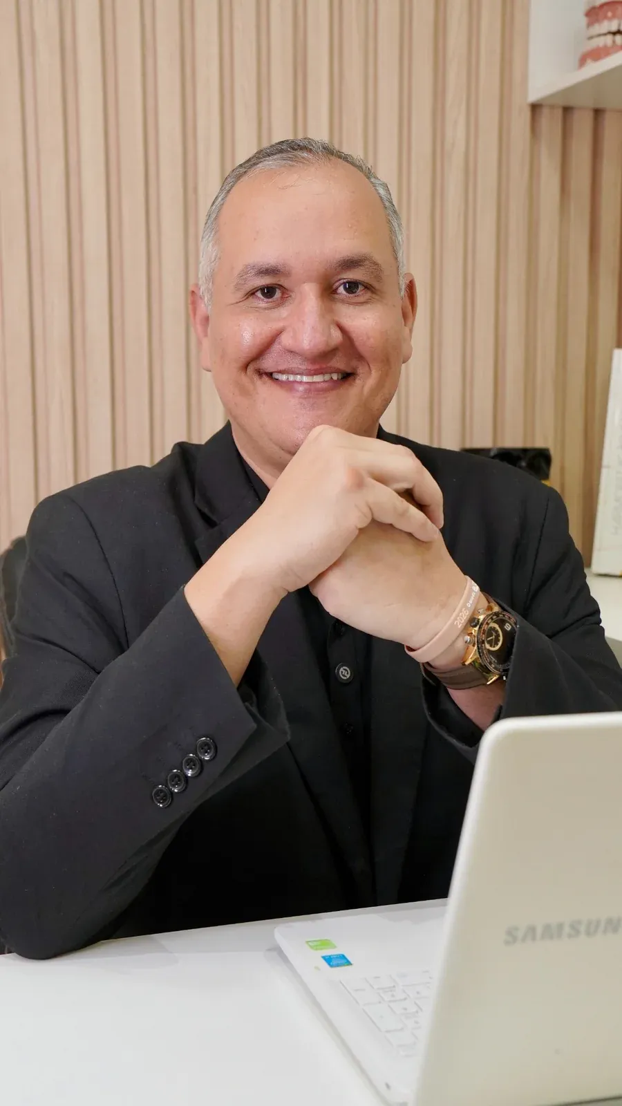 Dr. Cristiano Cordeiro em ambiente profissional